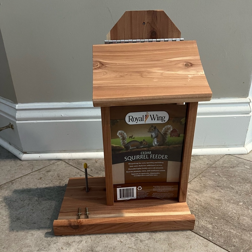 NEW‎ Royal Wing Cedar Brown Squirrel Feeder